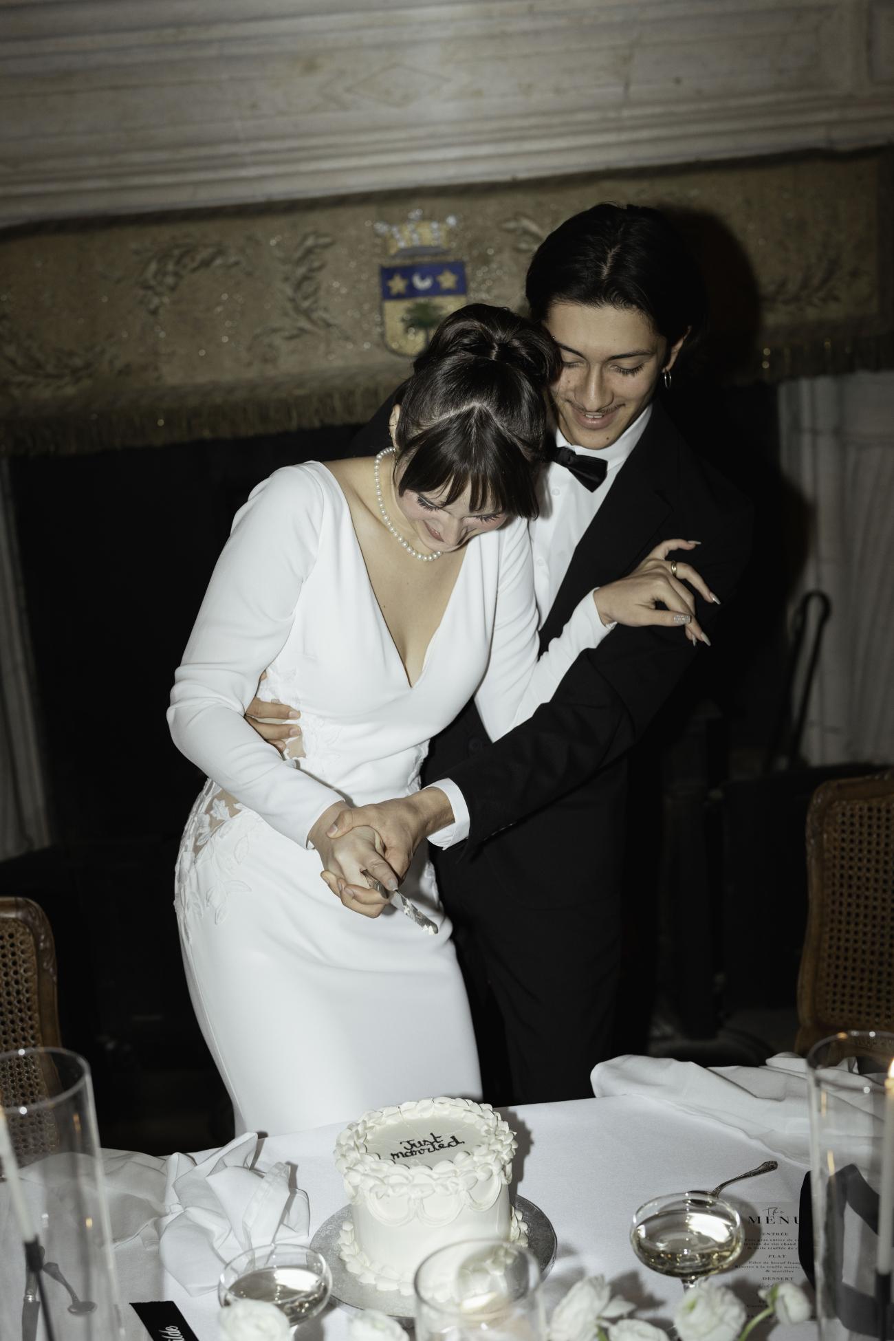 Mariage éditorial au Château de Fondat : les mariés complices rient lors de la découpe du gâteau à Saint-Justin.